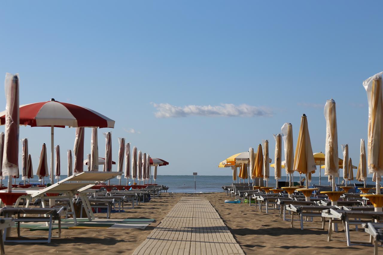 Residence Selenis Caorle Bagian luar foto